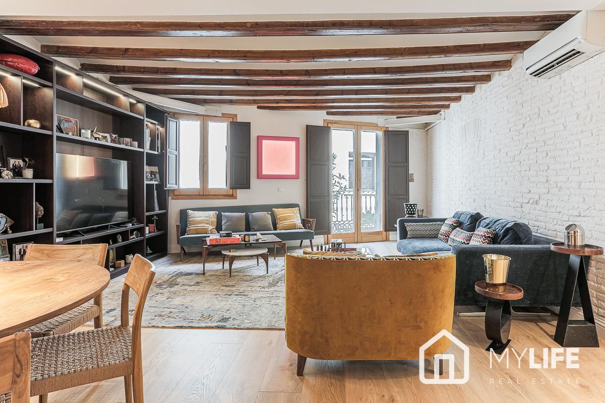 Living room of Flat for sale in  Barcelona Capital  with Air Conditioner, Parquet flooring and Terrace