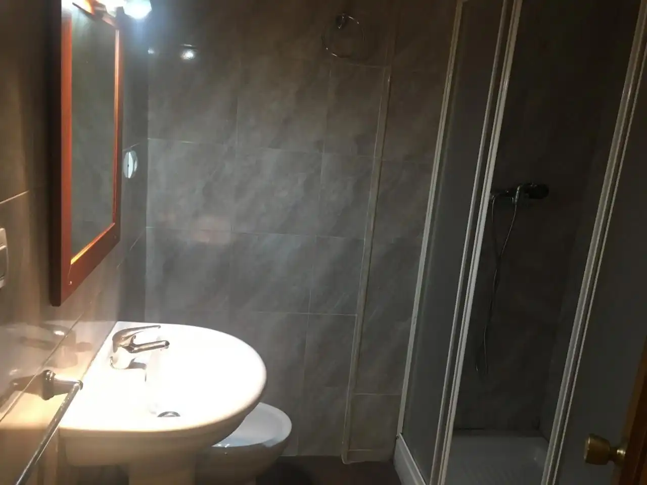 Baño de Piso de alquiler en Ourense Capital  con Calefacción, Parquet y Trastero