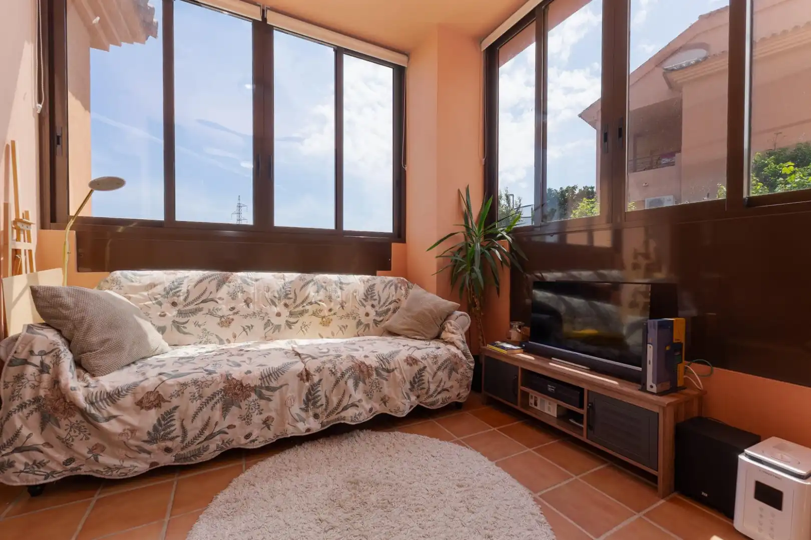 Sala d'estar de Casa adosada en venda en Benalmádena amb Aire condicionat, Jardí privat i Terrassa