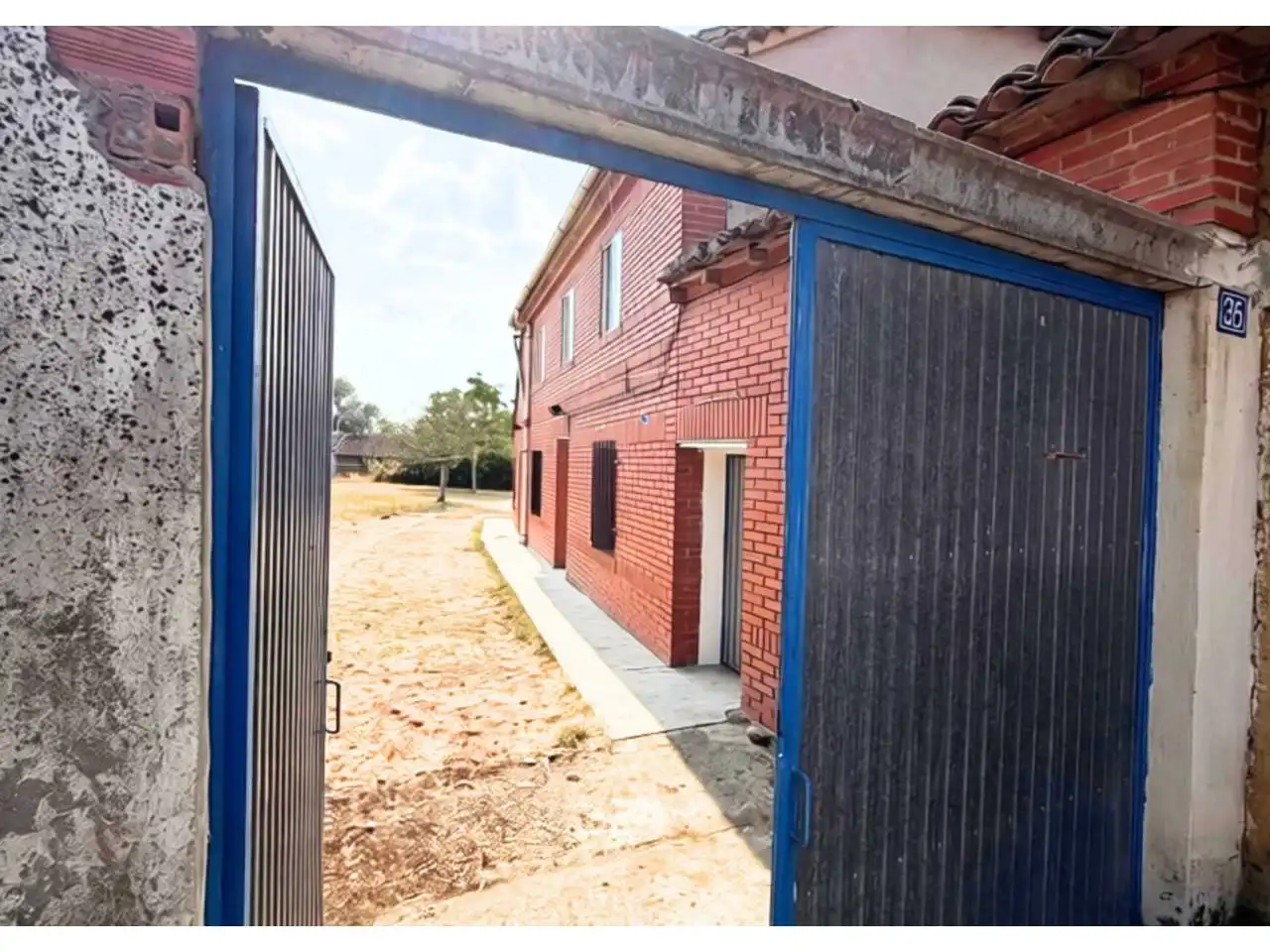 Vista exterior de Casa o xalet en venda en Villaluenga de la Vega amb Calefacció i Moblat