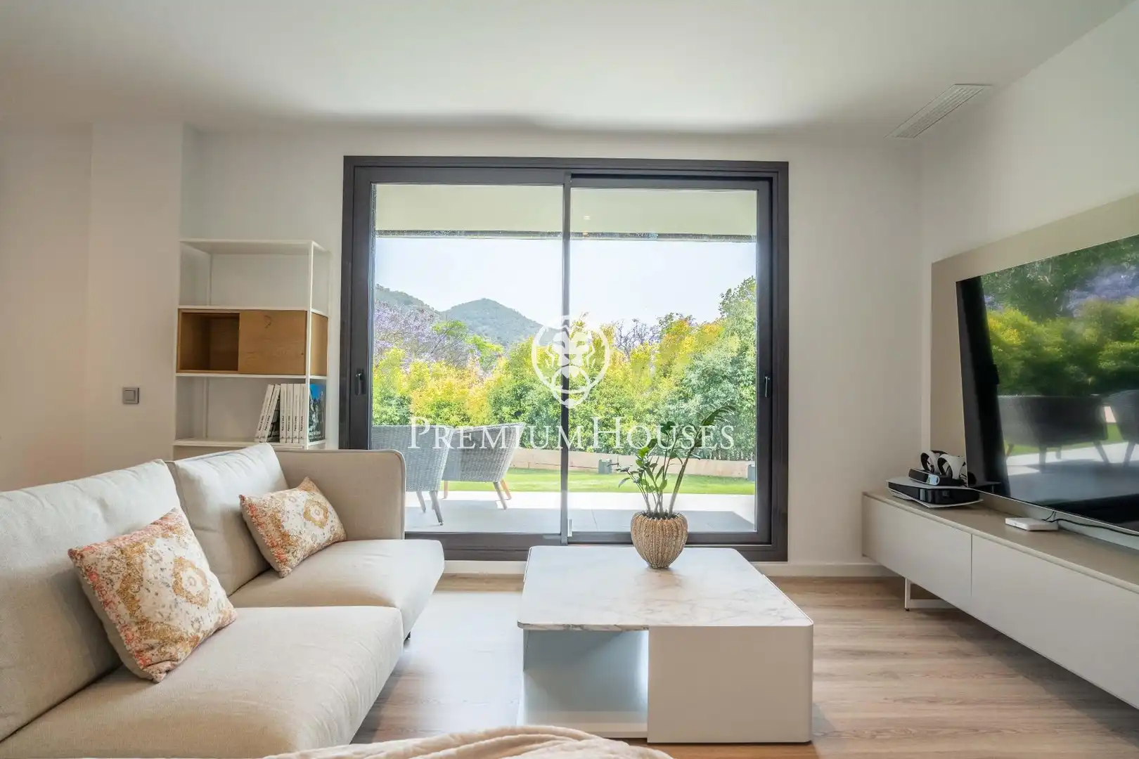 Wohnzimmer von Erdgeschoss zum Verkauf in Sitges mit Klimaanlage, Privatgarten und Parkett