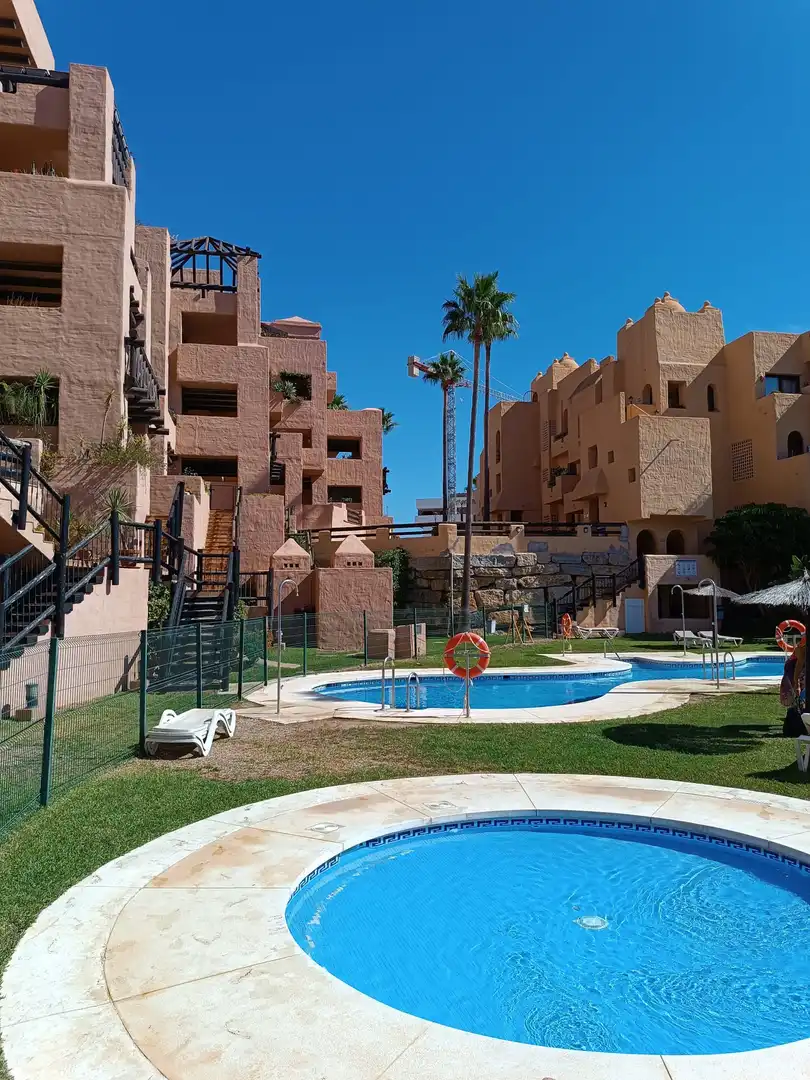 Vista exterior de Apartament en venda en Manilva amb Aire condicionat, Terrassa i Piscina