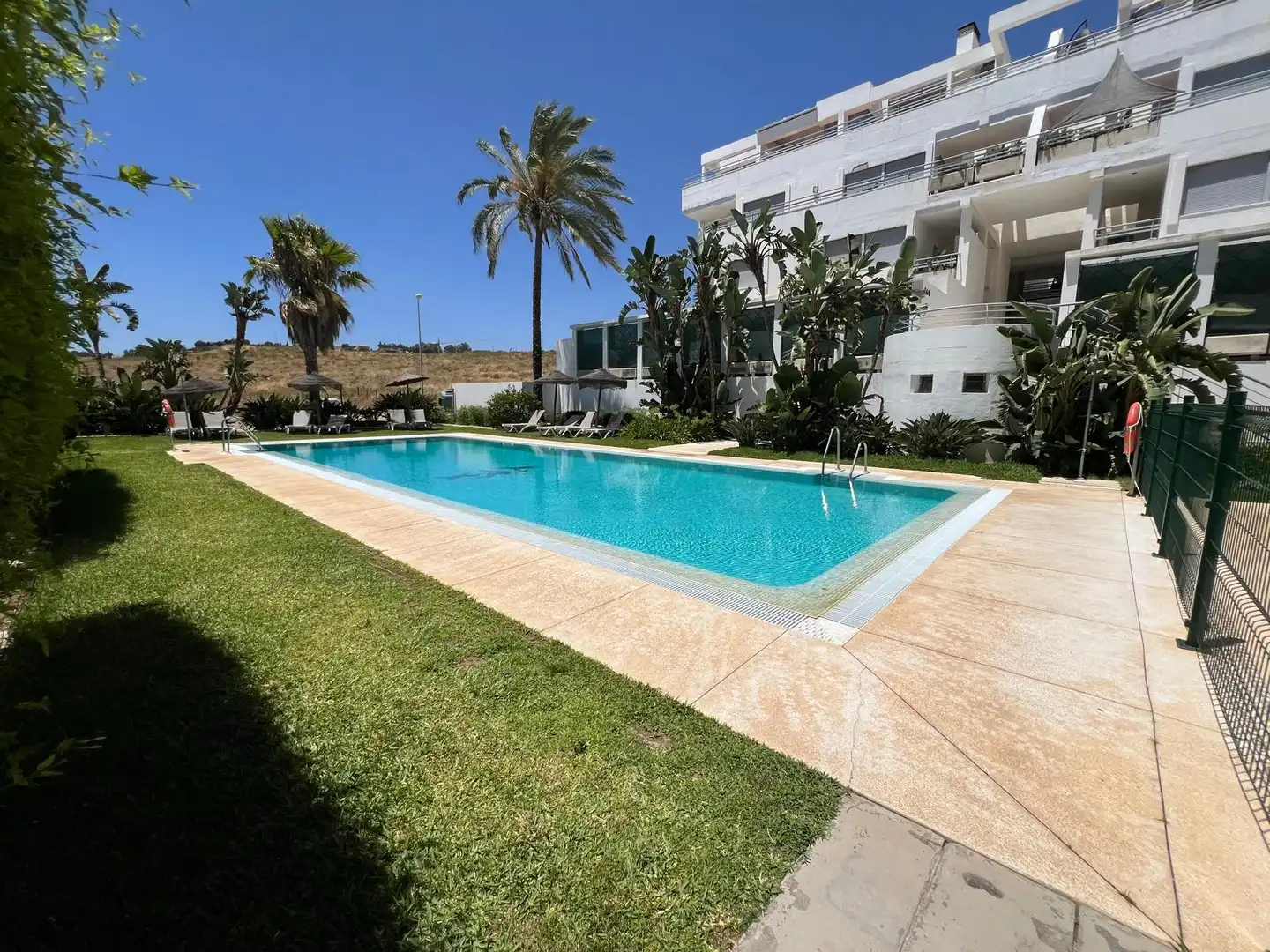 Schwimmbecken von Wohnung zum Verkauf in Mijas mit Klimaanlage, Heizung und Privatgarten