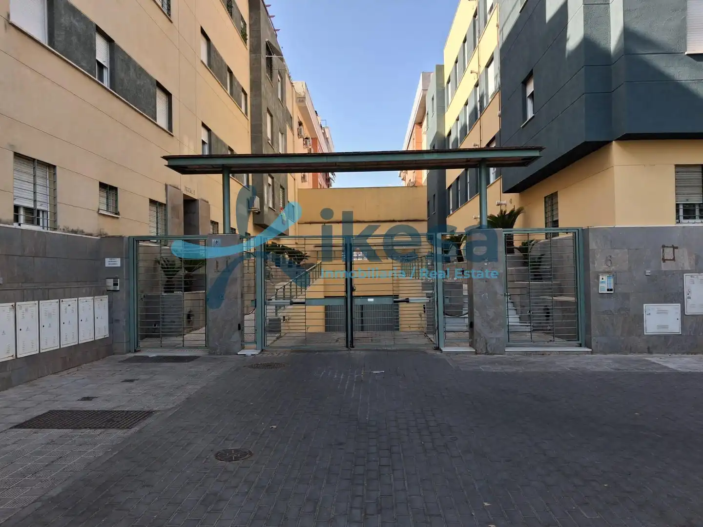 Vista exterior de Pis en venda en Dos Hermanas