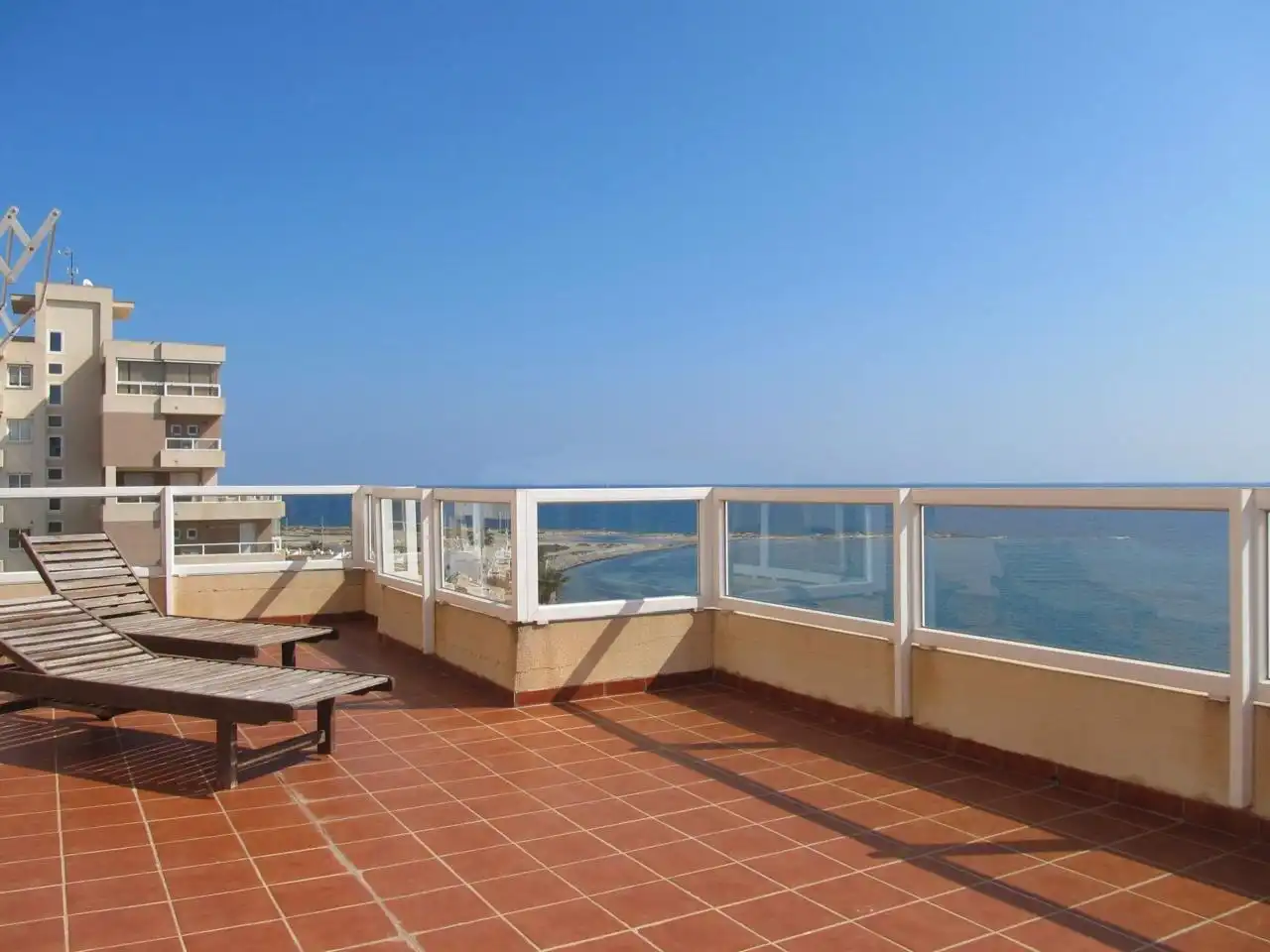 Terrasse von Wohnungen zum Verkauf in La Manga del Mar Menor mit Klimaanlage, Heizung und Privatgarten