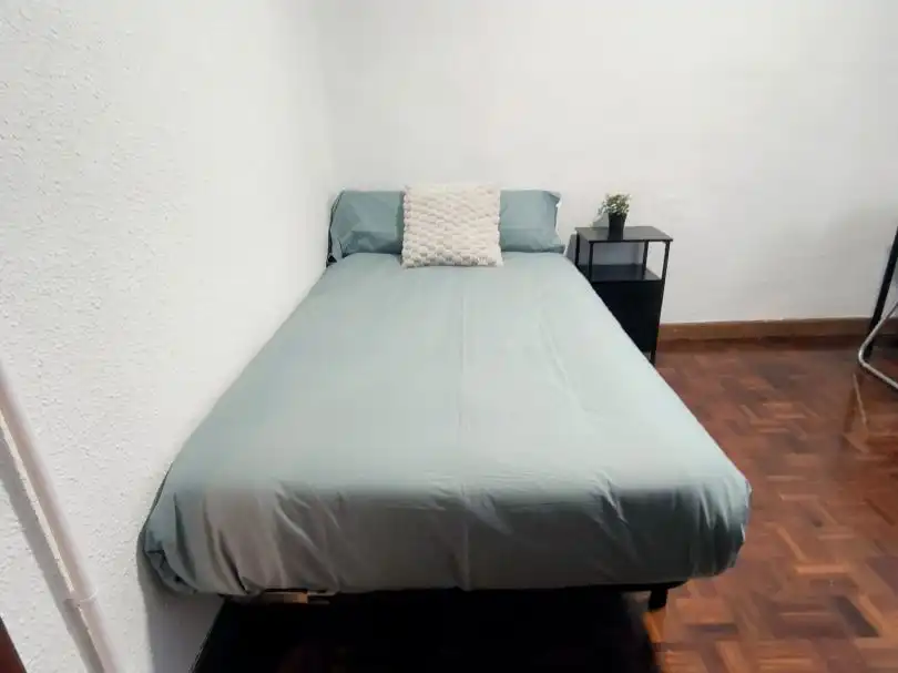 Bedroom of Flat for share in  Logroño  with Heating, Parquet flooring and Furnished