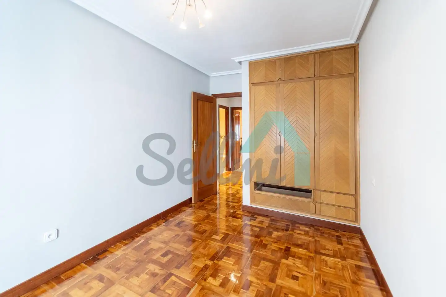 Dormitori de Pis en venda en Oviedo  amb Calefacció, Parquet i Terrassa