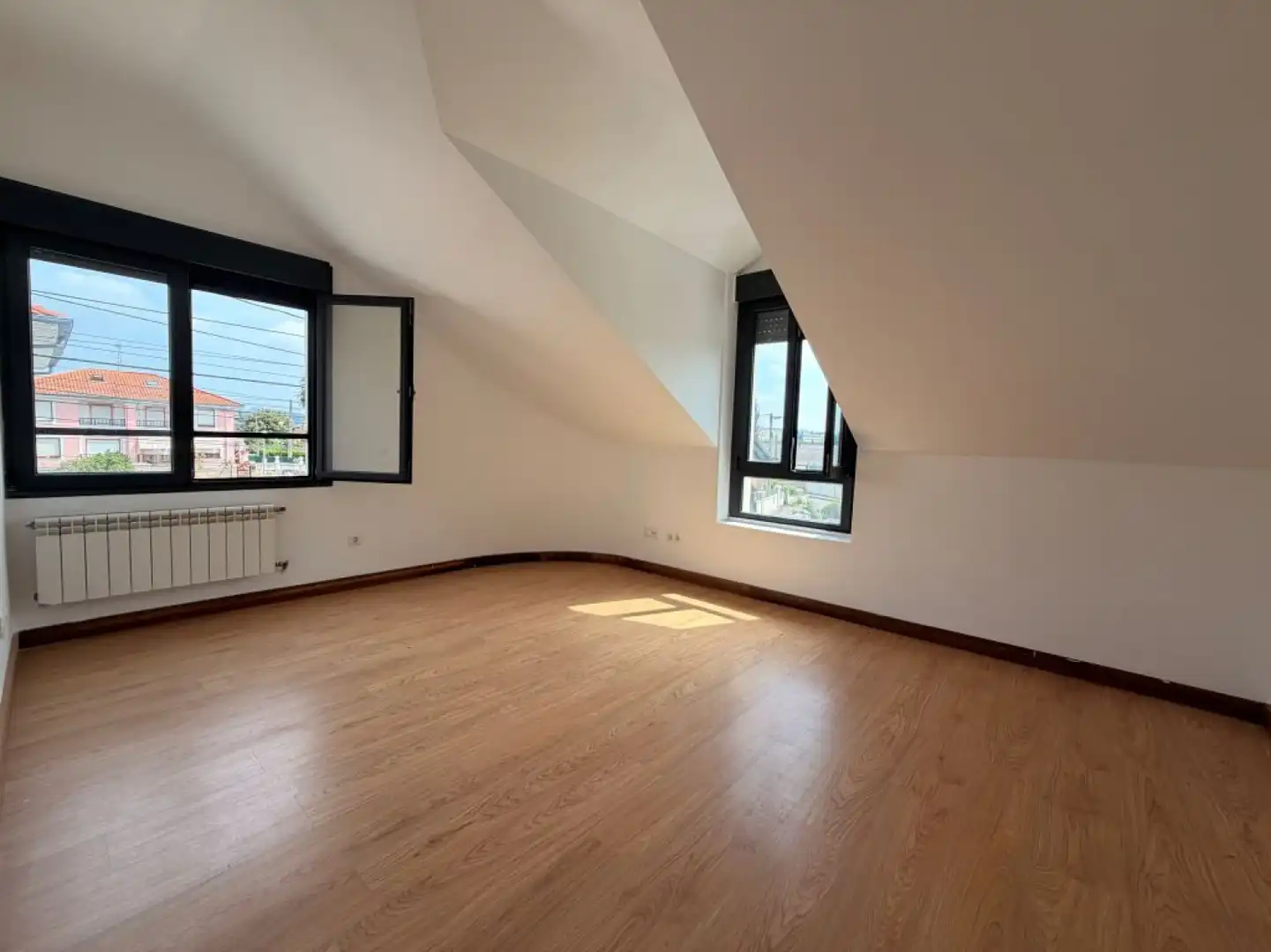 Habitación de Casa o chalet en venta en Torrelavega  con Calefacción, Jardín privado y Parquet