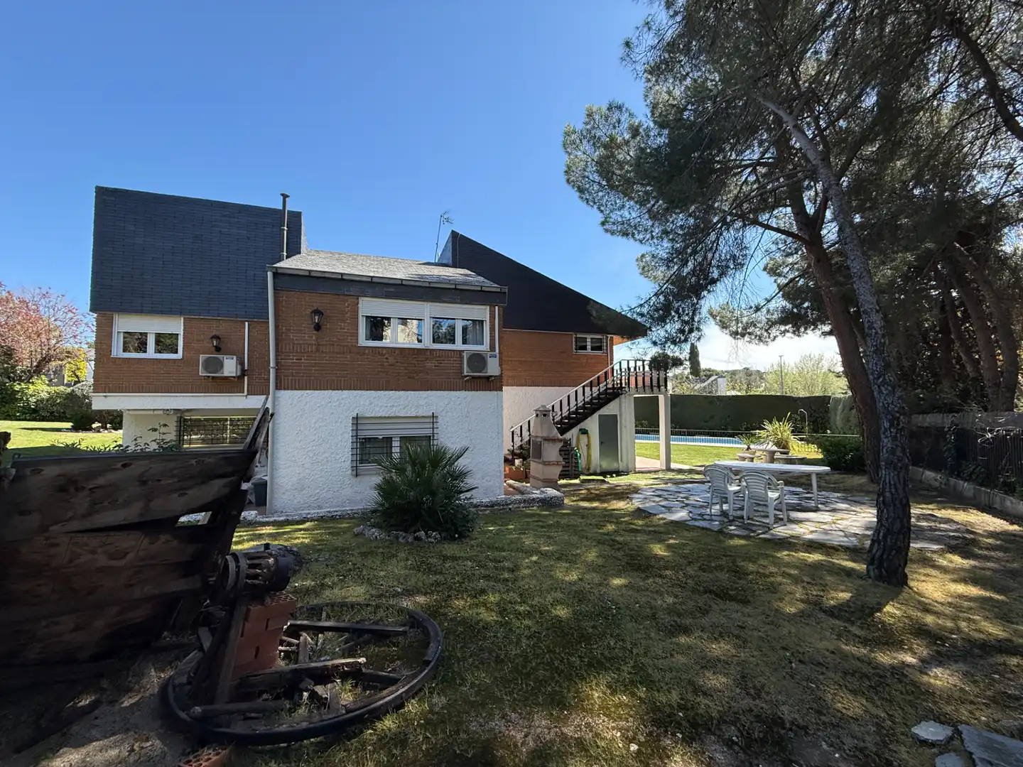 Vista exterior de Casa o xalet en venda en Las Rozas de Madrid amb Aire condicionat, Calefacció i Jardí privat