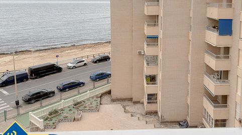 Apartamento renovado con terraza, en la provincia de Alicante, en la ciudad de Torrevieja, en la zona de Playa de los Locos. 3 hab, imatge 2