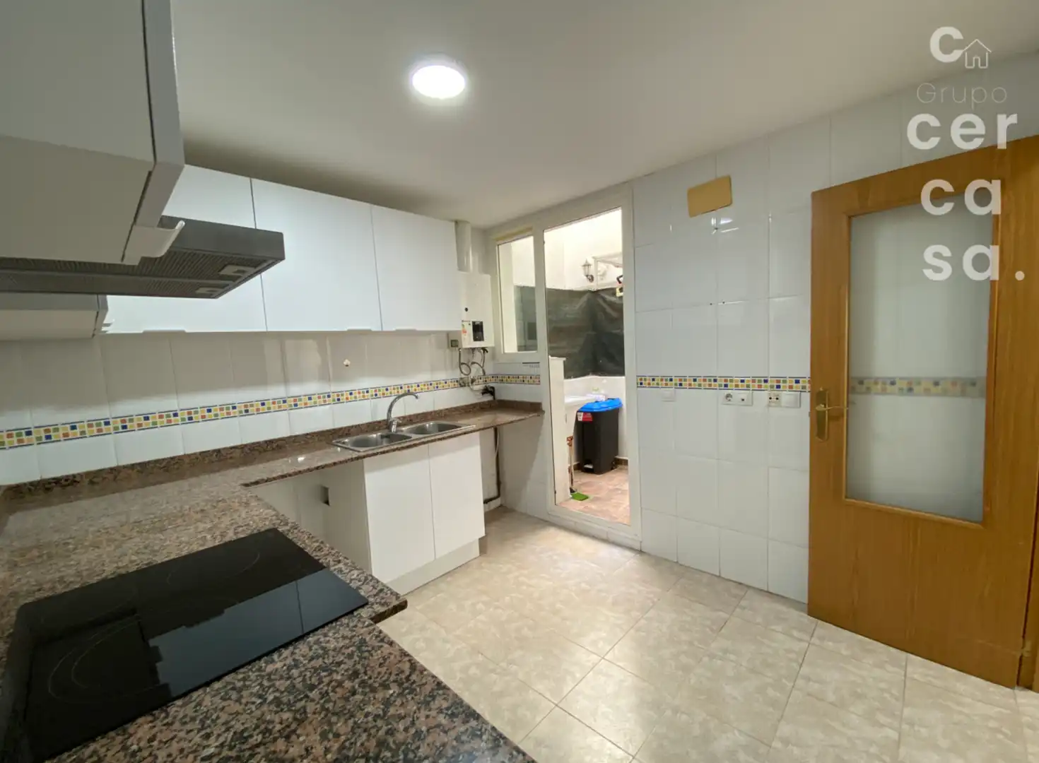 Cocina de Casa adosada en venta en Tavernes Blanques con Terraza, Trastero y Balcón