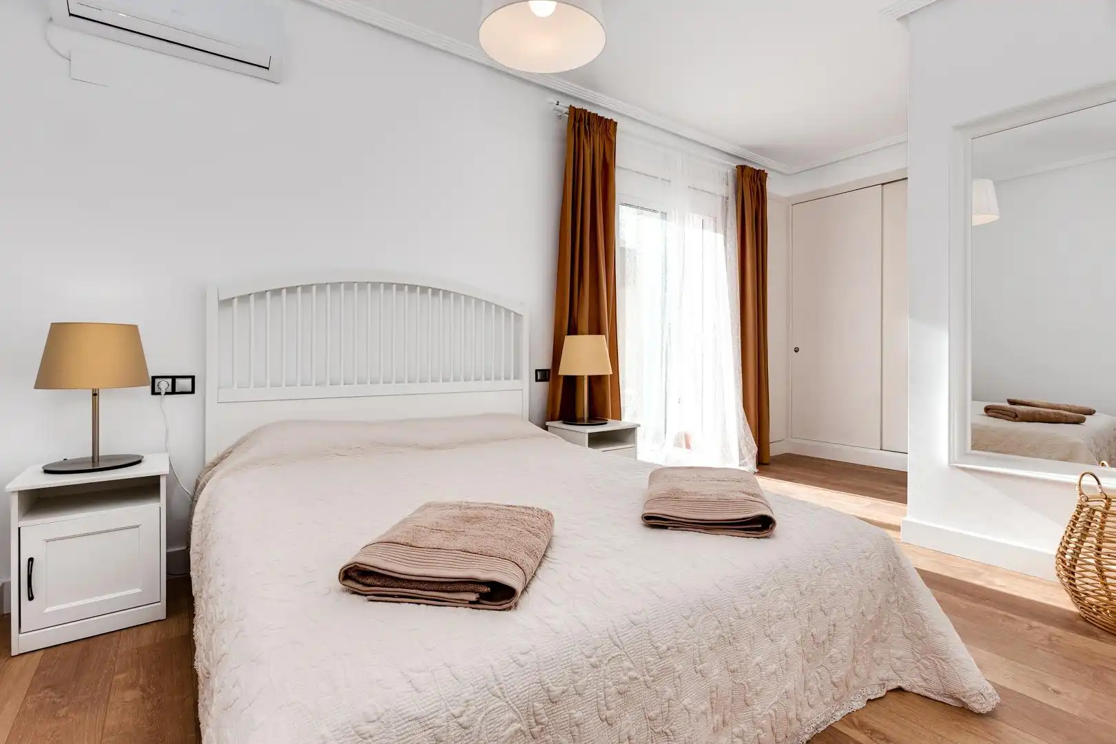 Schlafzimmer von Wohnungen zur Miete in Torrevieja mit Klimaanlage, Heizung und Privatgarten