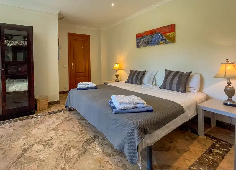 Dormitori de Casa o xalet de lloguer en Marbella amb Aire condicionat, Jardí privat i Terrassa