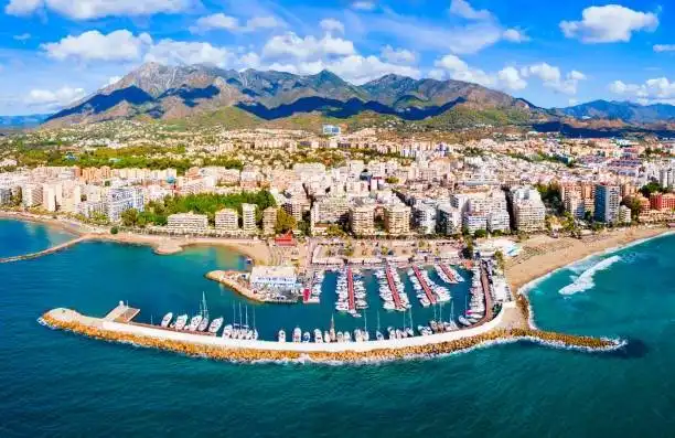 Vista exterior de Ático en venta en Marbella con Piscina comunitaria