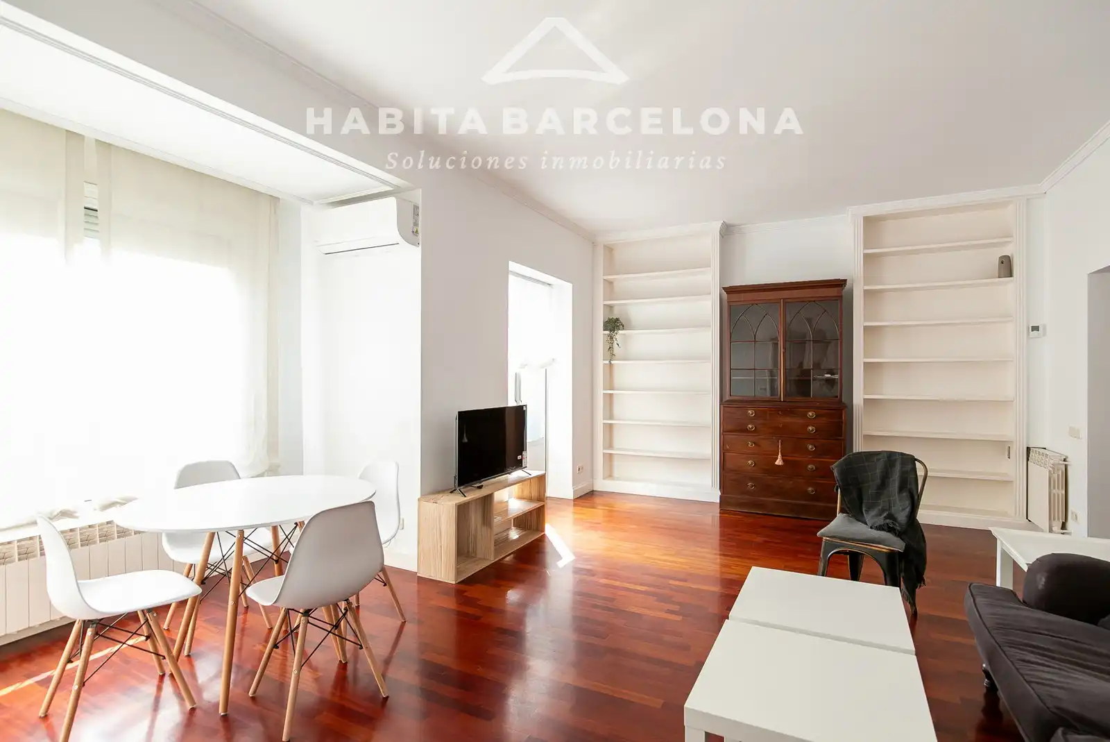 Sala d'estar de Pis en venda en Barcelona amb Aire condicionat, Calefacció i Parquet