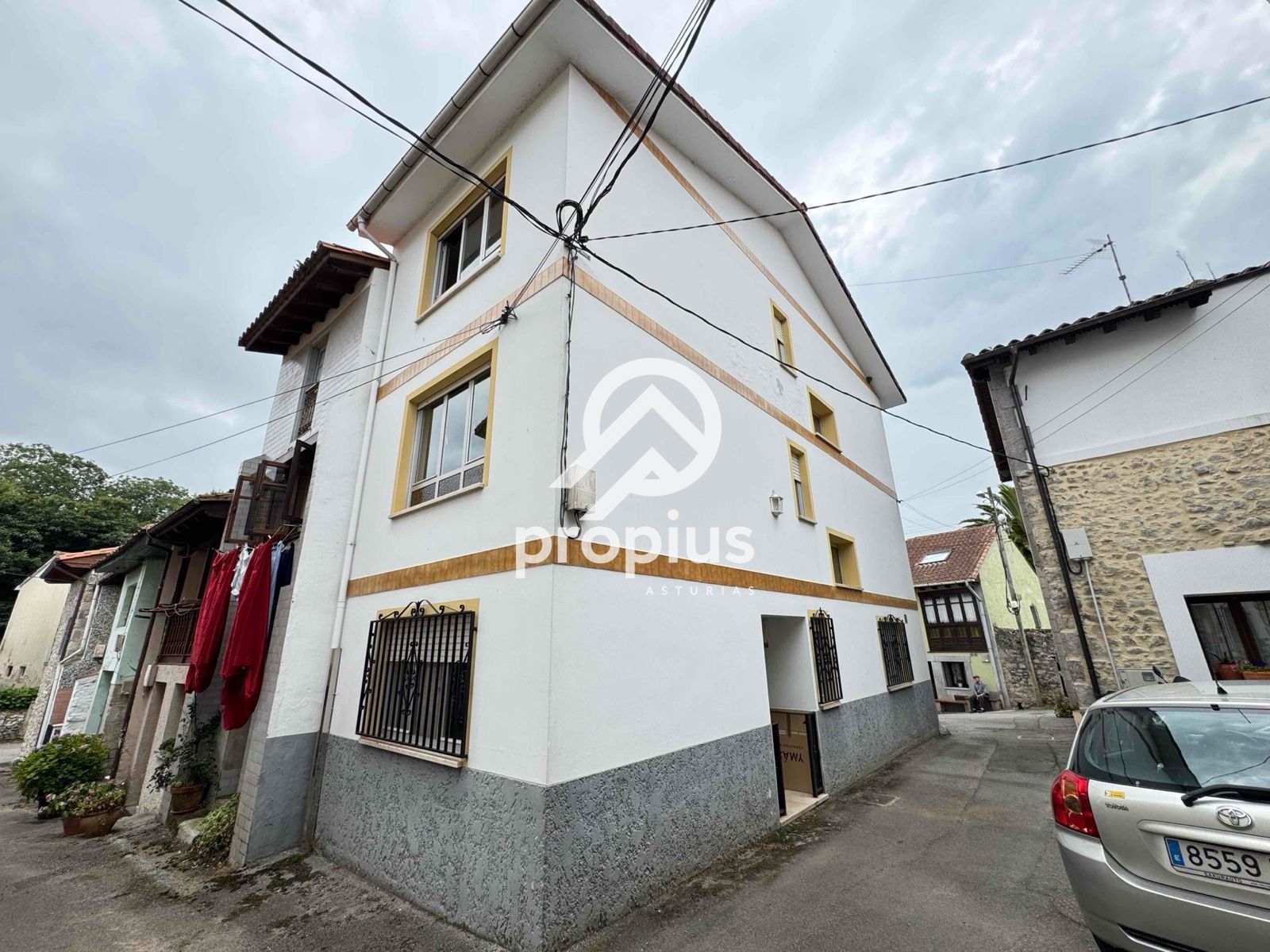 Vista exterior de Casa adosada en venda en Llanes amb Calefacció, Traster i Moblat