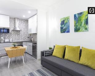 Living room of Flat to rent in  Madrid Capital  with Air Conditioner, Heating and Furnished