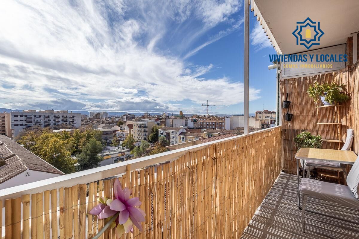 Vista exterior de Pis en venda en  Granada Capital amb Aire condicionat