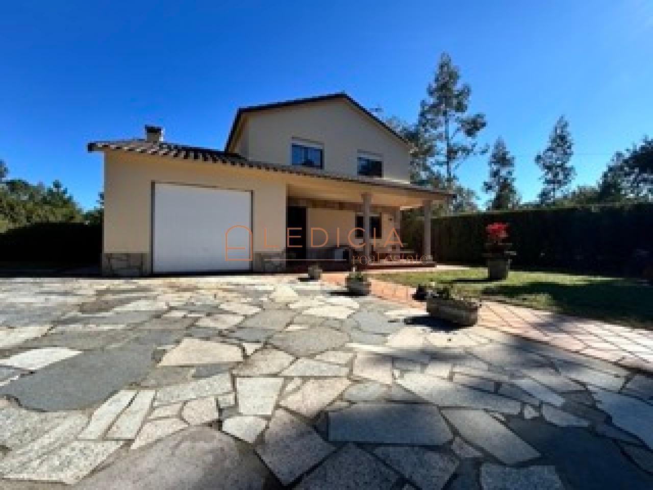Vista exterior de Casa o xalet en venda en Tomiño amb Calefacció, Jardí privat i Terrassa
