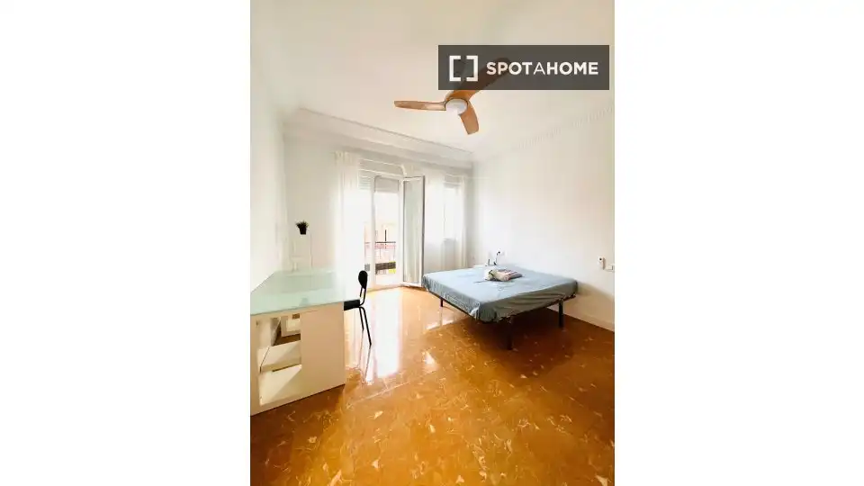 Bedroom of Flat for share in Sur