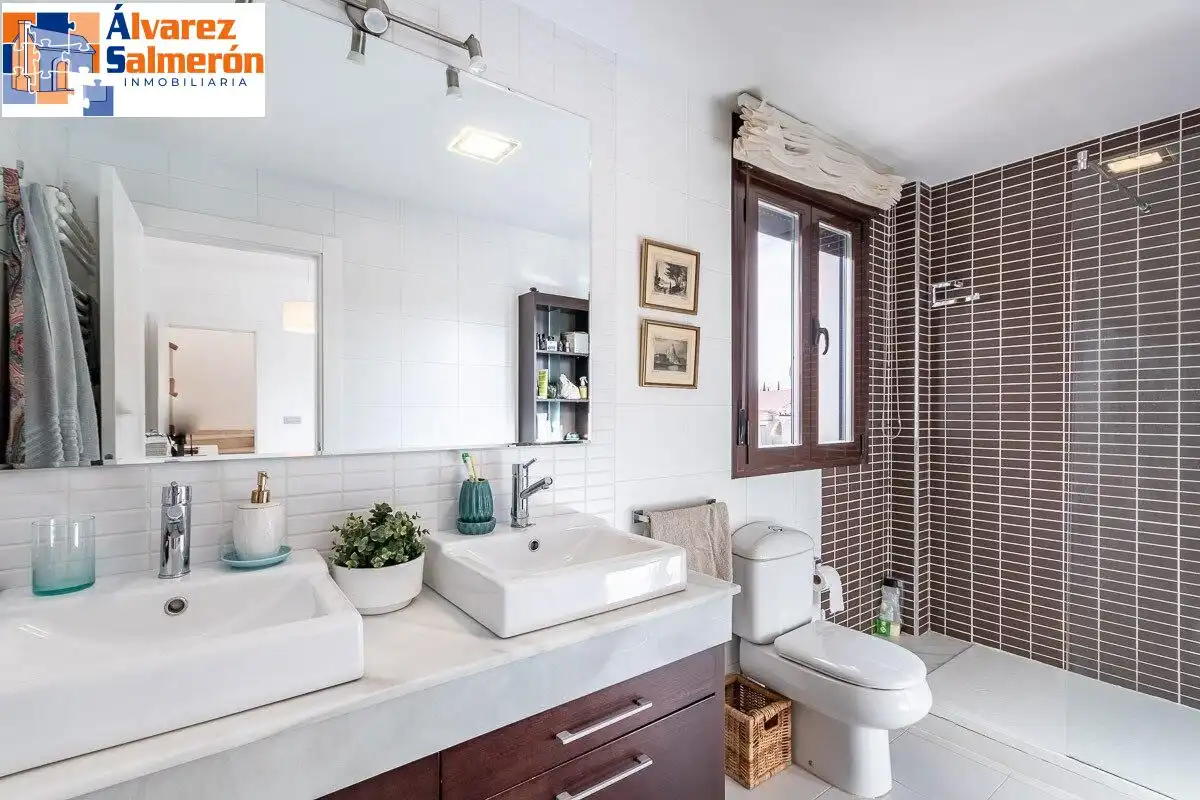 Bathroom of Houses for sale in Huétor Vega  with Air Conditioner, Heating and Terrace