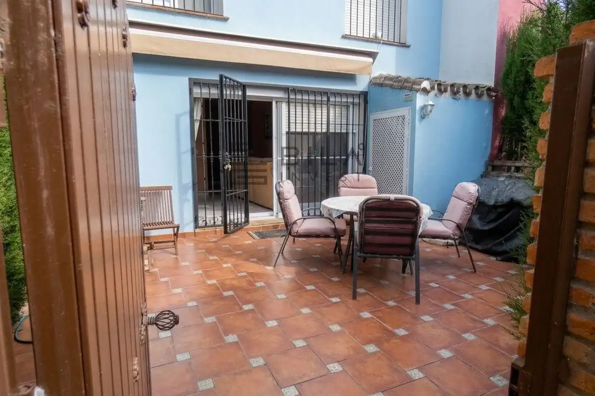 Semi-detached house with pool for sale in Lomas del Pozuelo, imagen 3