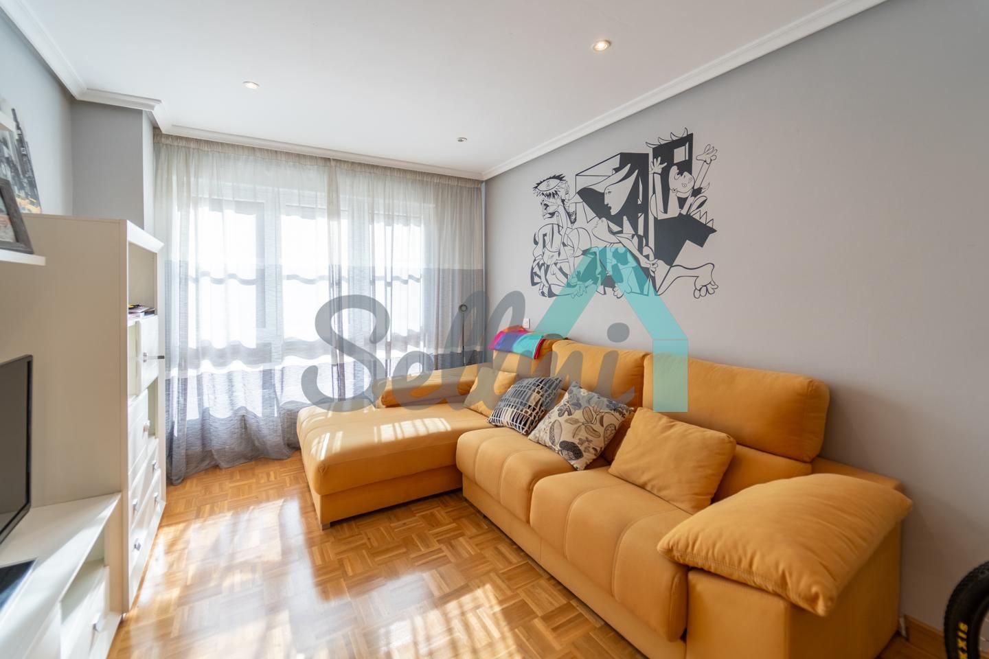Sala d'estar de Dúplex en venda en Oviedo  amb Calefacció, Parquet i Traster