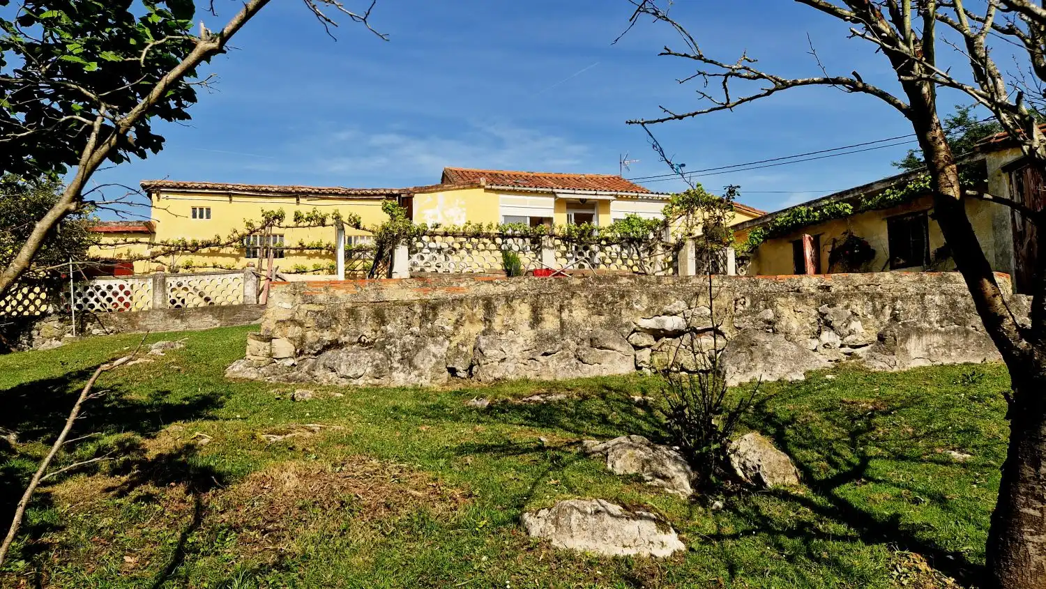 Vista exterior de Casa o xalet en venda en Cartes amb Terrassa i Traster