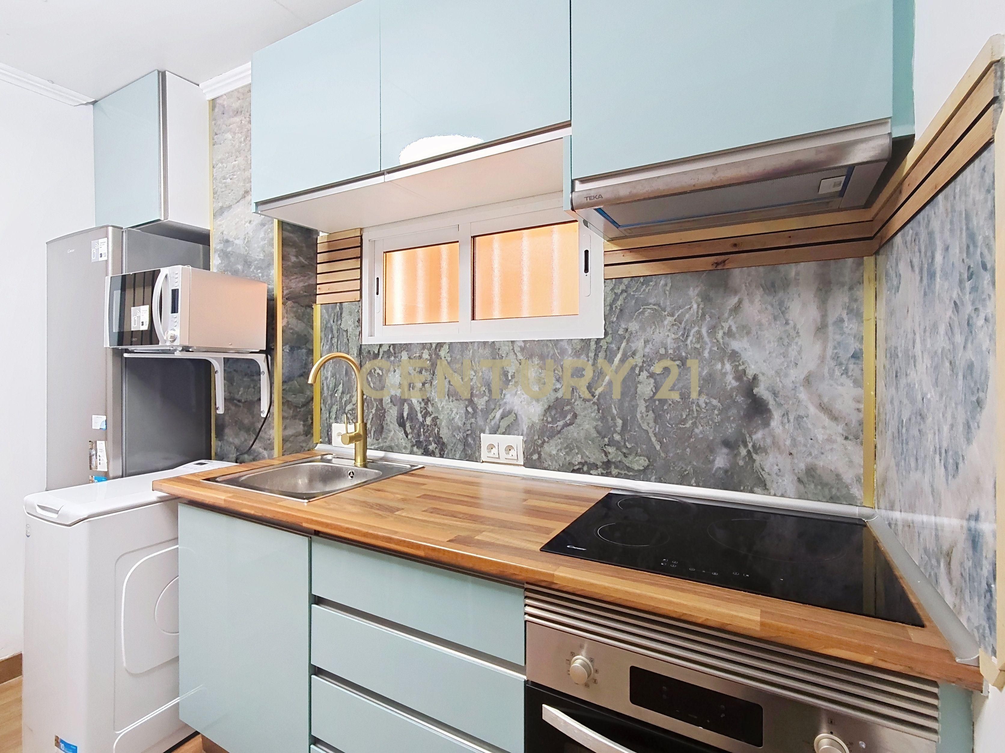 Cocina de Apartamento de alquiler en Torremolinos con Piscina comunitaria