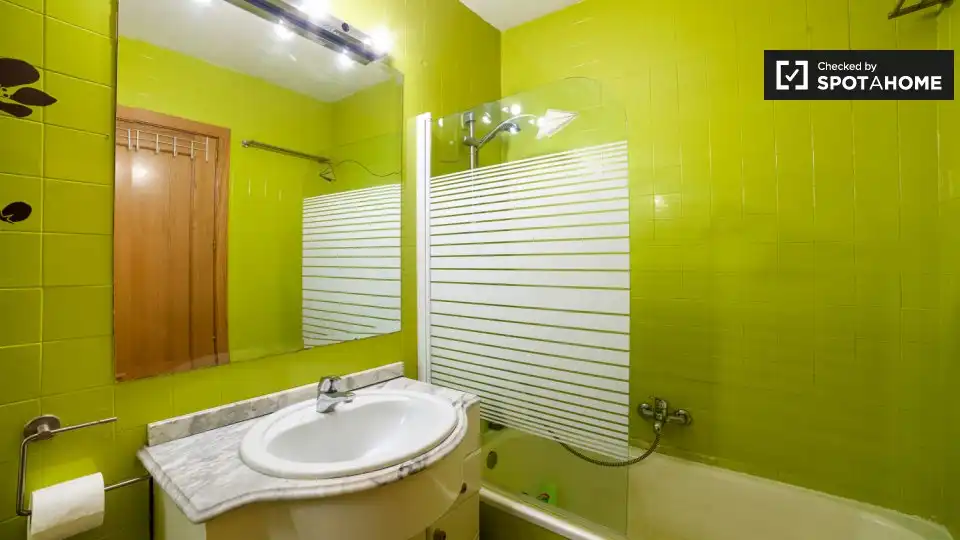 Baño de Piso de alquiler en Alcalá de Henares con Aire acondicionado, Calefacción y Amueblado