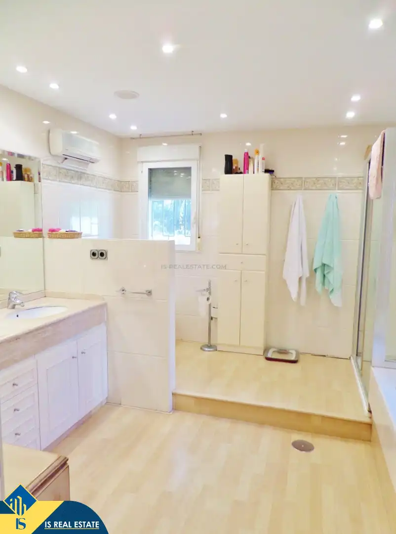 Bathroom of Houses for sale in Alicante / Alacant  with Terrace, Swimming Pool and Furnished