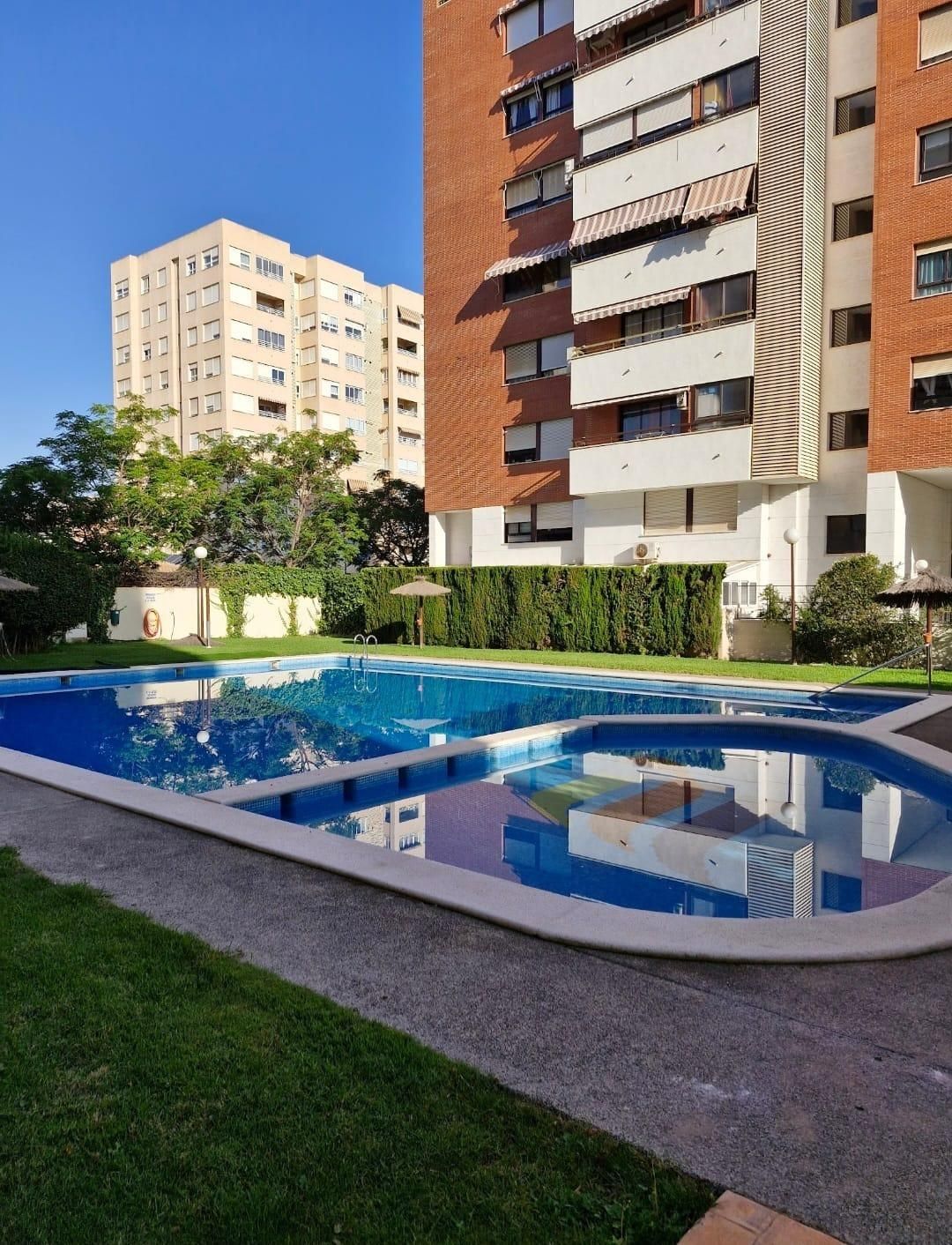 Piscina de Pis en venda en Alicante / Alacant amb Aire condicionat, Calefacció i Jardí privat