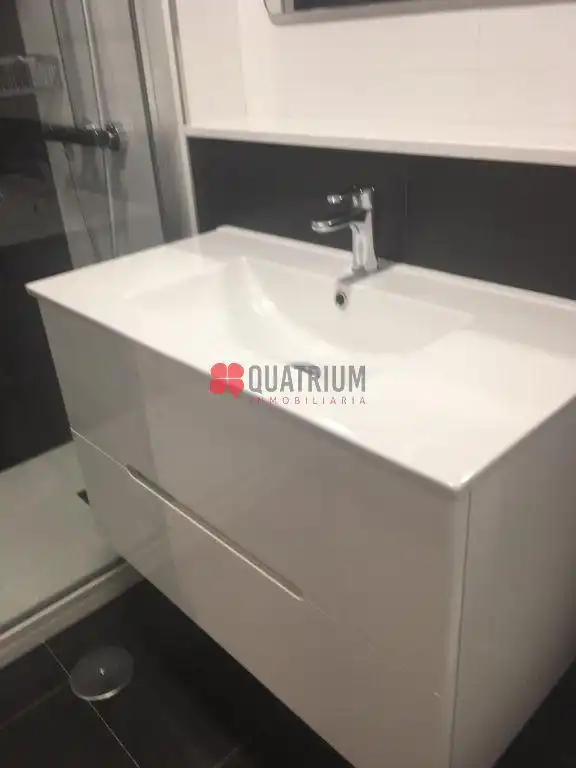 Baño de Piso de alquiler en Santiago de Compostela  con Calefacción y Terraza