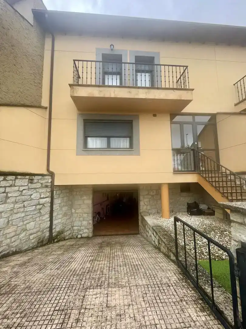 Vista exterior de Casa o chalet en venta en Valverde de la Virgen con Balcón