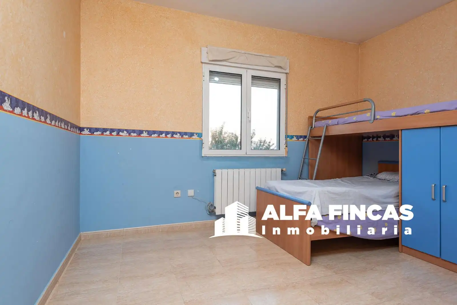 Schlafzimmer von Einfamilien-Reihenhaus zum Verkauf in Casasimarro mit Heizung und Privatgarten