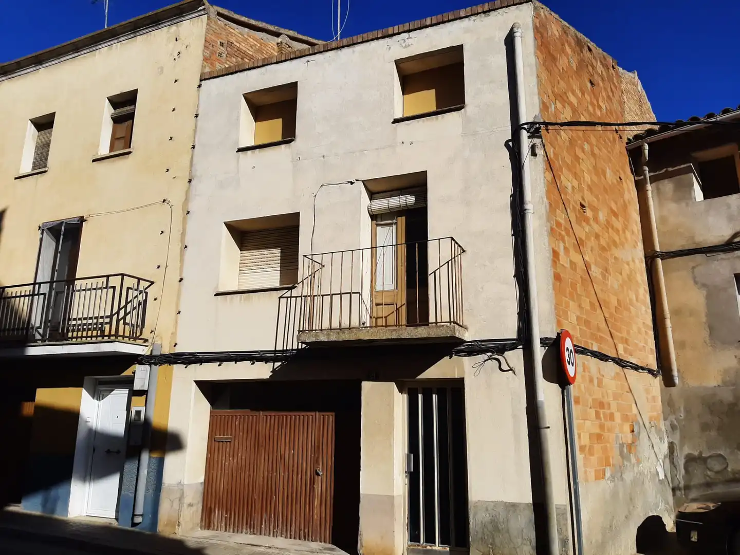 Casa aparellada amb terrassa en venda a Carrer Salmeron
