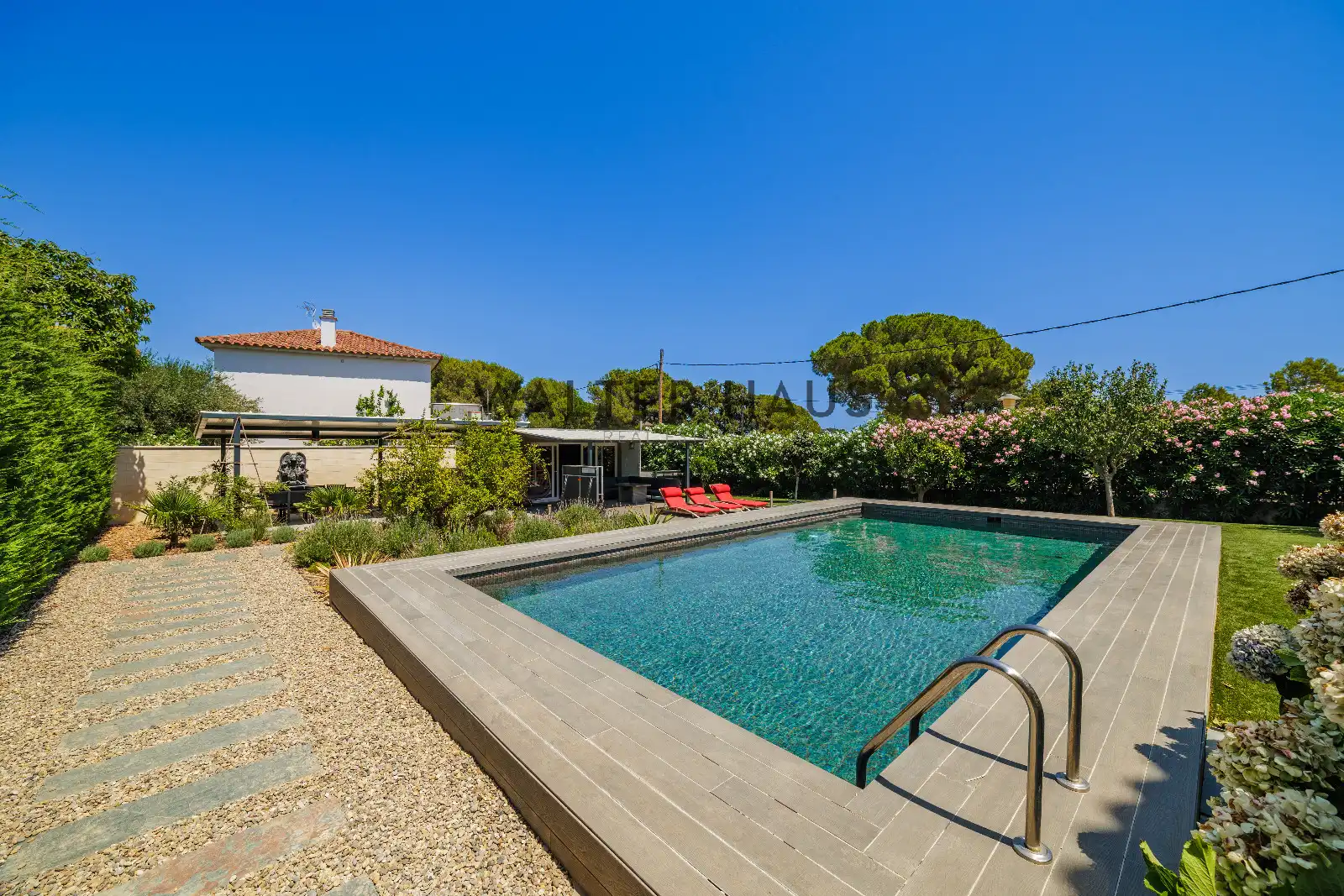 Villa con piscina in vendita a Carrer Helsinki