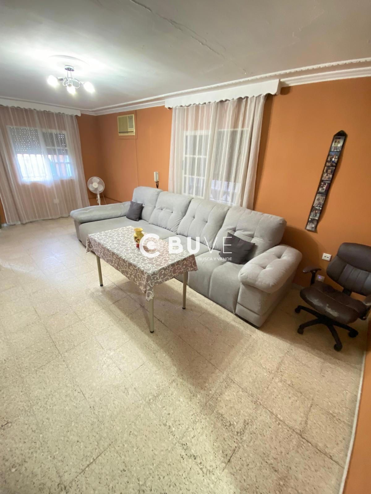 Sala d'estar de Casa o xalet en venda en Alcalá de Guadaira amb Aire condicionat, Traster i Moblat