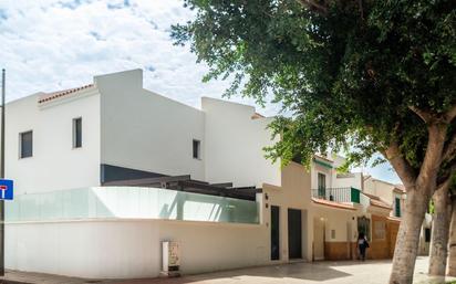 Vista exterior de Casa o xalet en venda en  Almería Capital amb Aire condicionat, Jardí privat i Terrassa