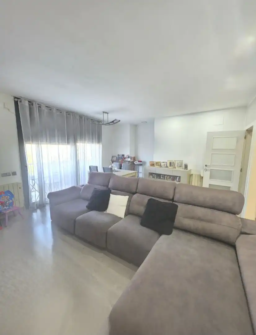 Sala d'estar de Casa adosada en venda en Santa Coloma de Gramenet amb Aire condicionat, Calefacció i Parquet