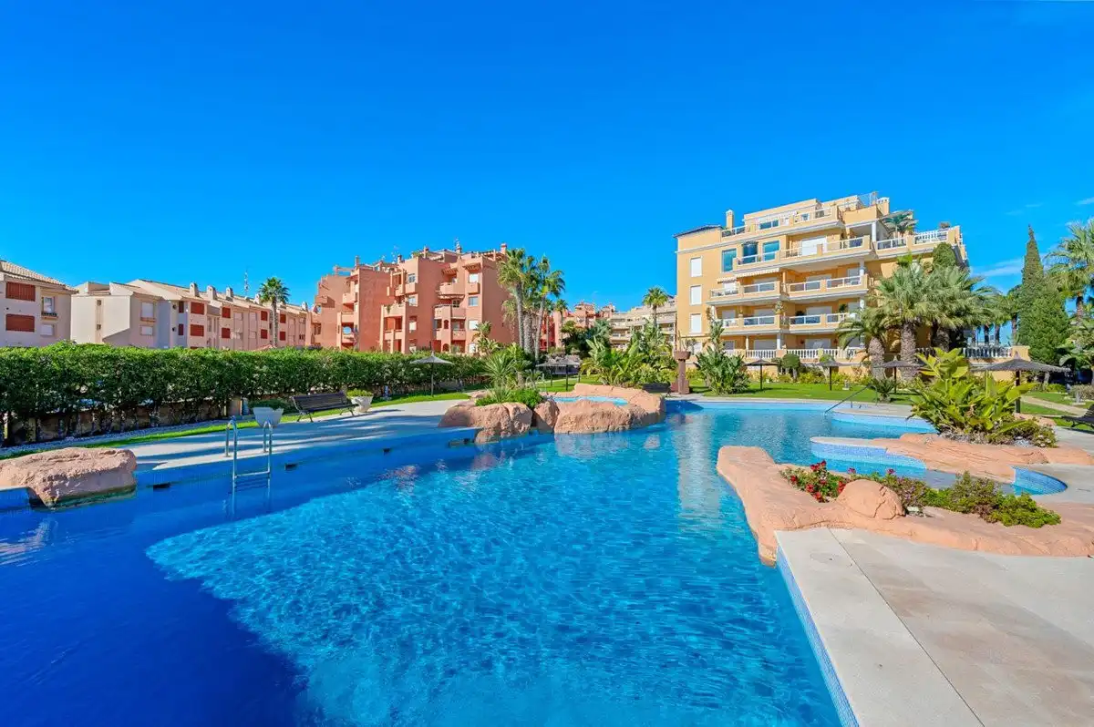 Piscina de Apartament en venda en Orihuela amb Aire condicionat, Jardí privat i Terrassa