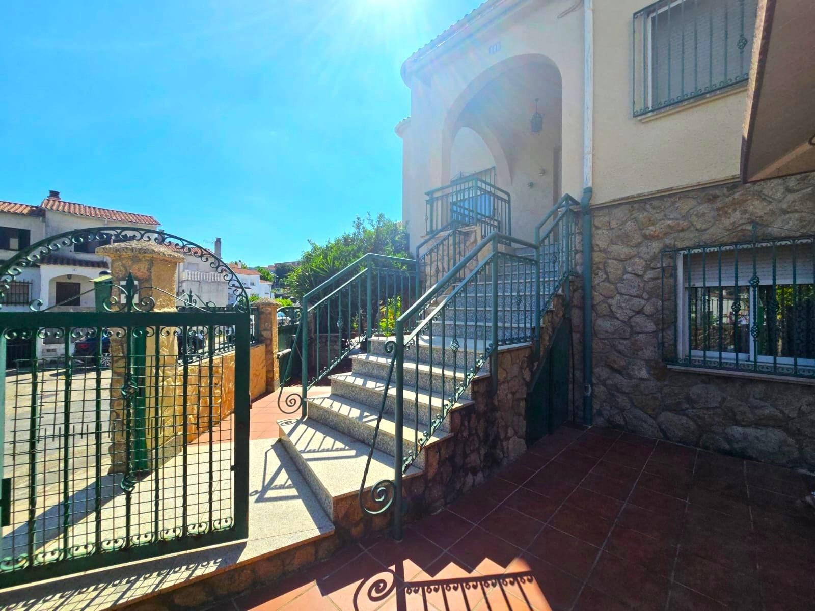Exterior view of House or chalet for sale in Plasencia  with Air Conditioner, Heating and Private garden