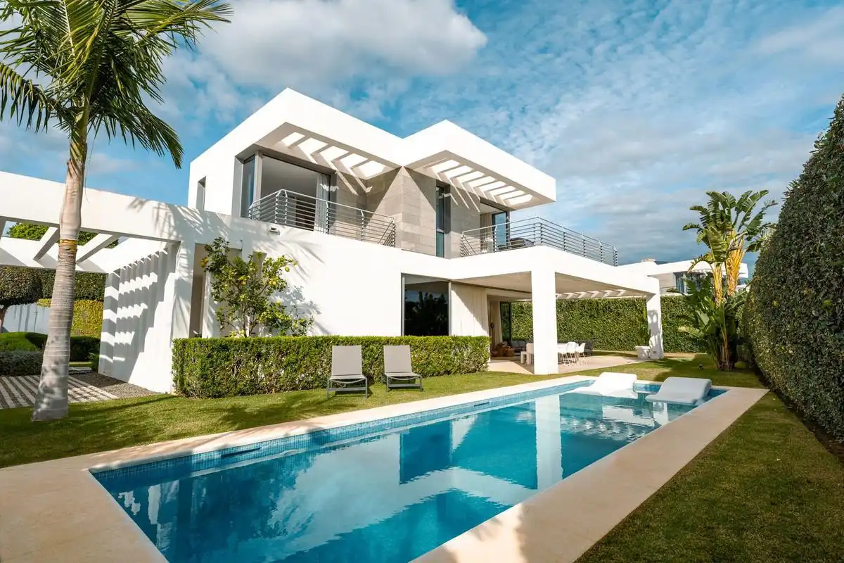 Vista exterior de Casa o xalet de lloguer en Estepona amb Aire condicionat, Jardí privat i Terrassa