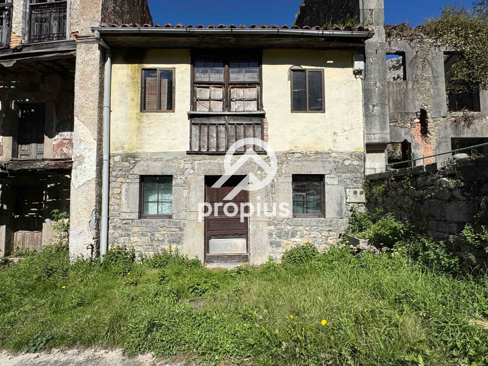Vista exterior de Casa o xalet en venda en Llanes amb Calefacció, Terrassa i Traster