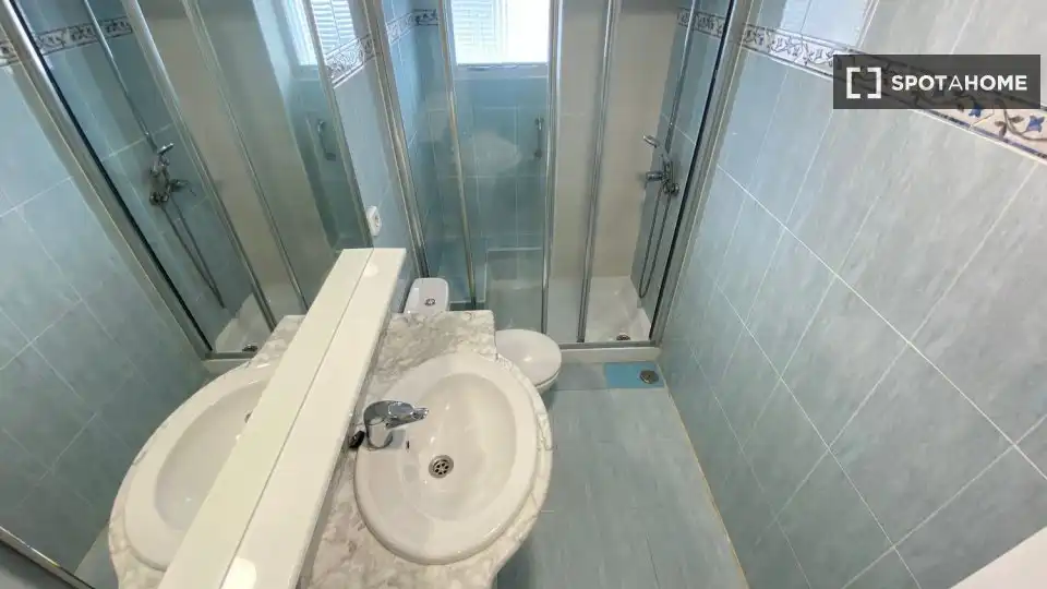 Bathroom of Flat for rent in Madrid  with Air Conditioner, Heating and Furnished