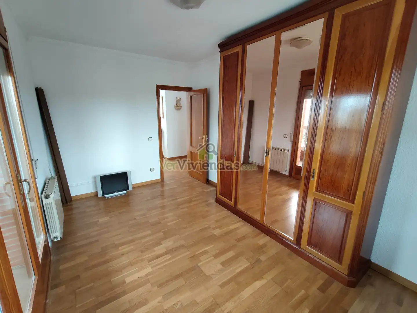 Dormitori de Casa o xalet en venda en Cerdanyola del Vallès amb Calefacció, Jardí privat i Parquet