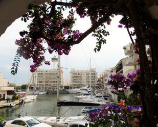 Vista exterior de Casa adosada en venda en Empuriabrava amb Terrassa i Balcó