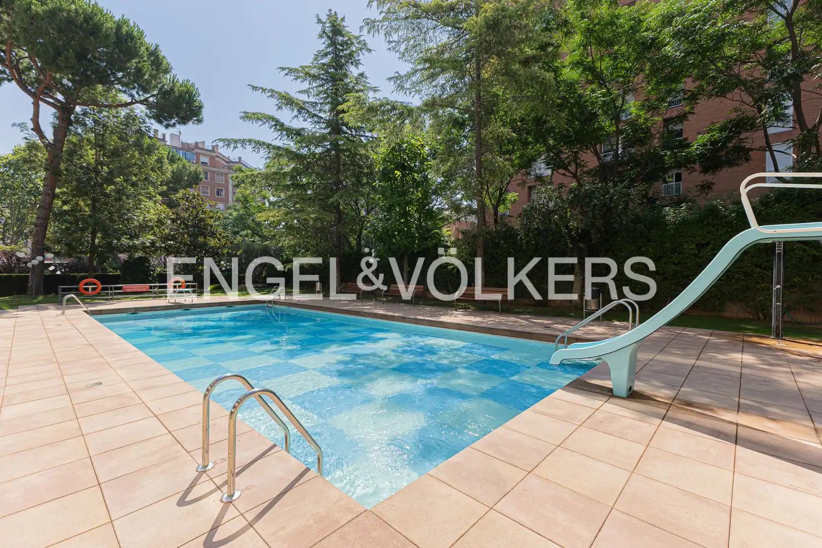 Piscina de Pis en venda en Barcelona amb Aire condicionat, Calefacció i Jardí privat