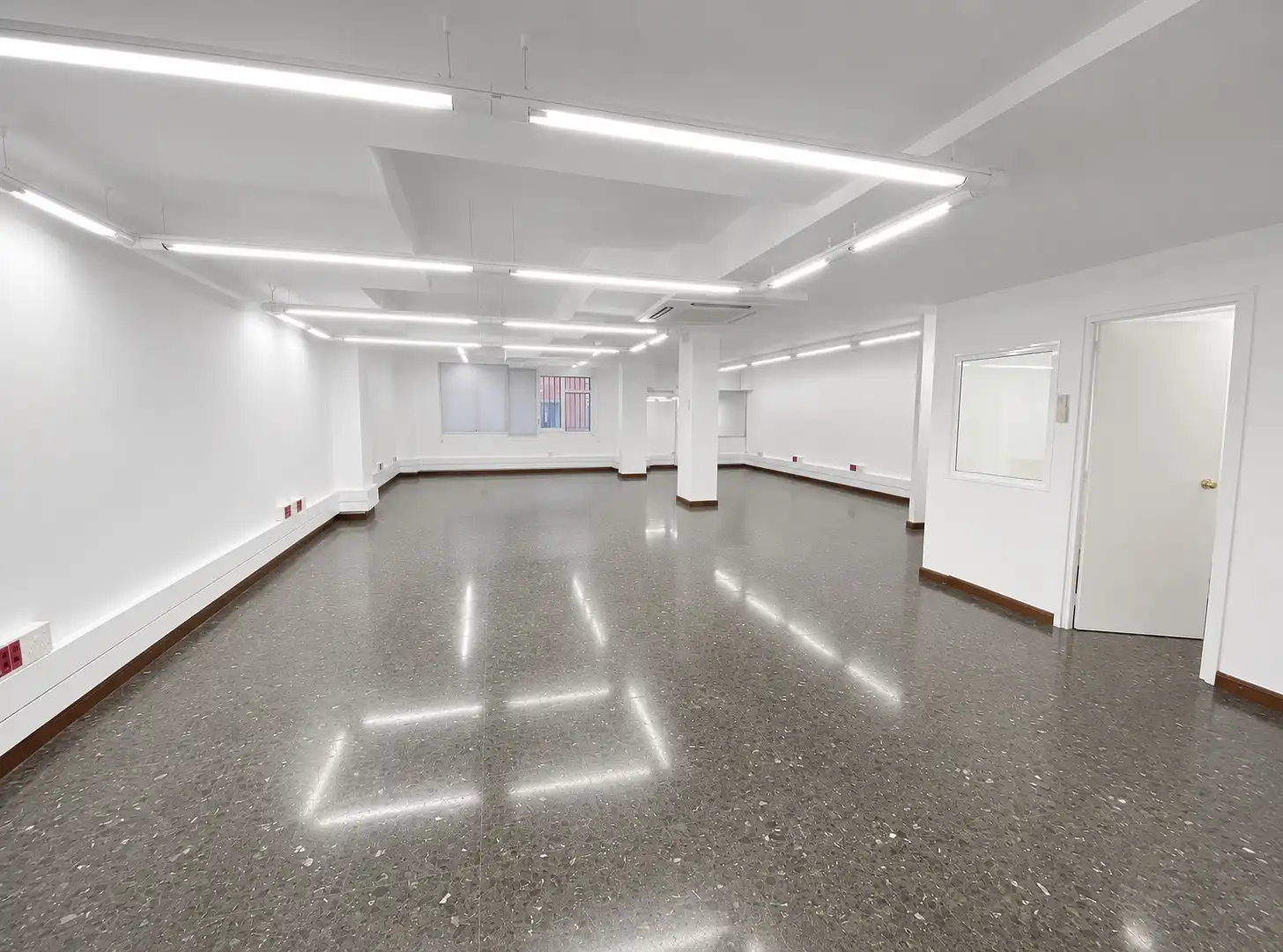 Office space with lift for sale in Carrer del Comte Borrell 26, imagen 3