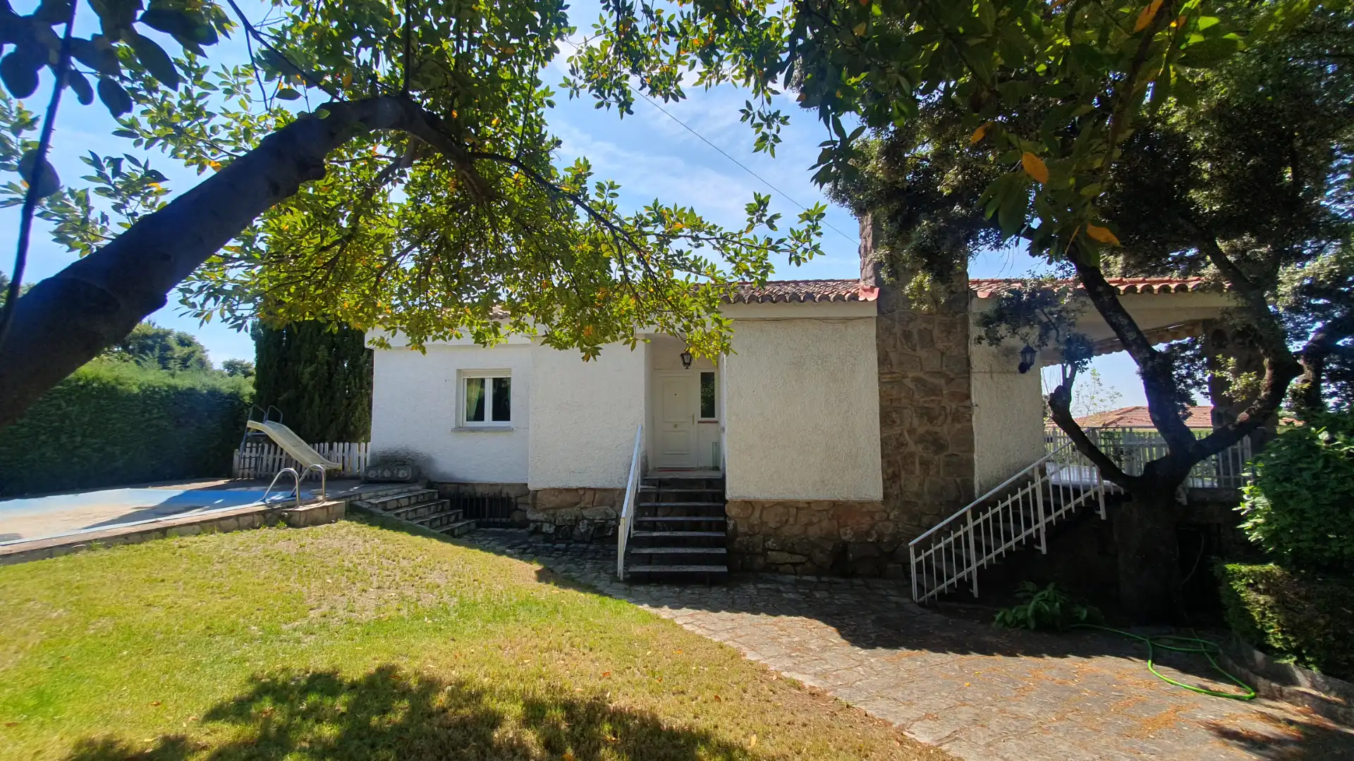 Vista exterior de Casa o xalet en venda en Valdemorillo amb Calefacció, Jardí privat i Terrassa